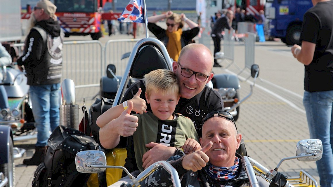 Stichting Against Cancer trakteert gezinnen op een dag vol met avontuurlijke activiteiten op TT Assen - Gert en Carine Piket