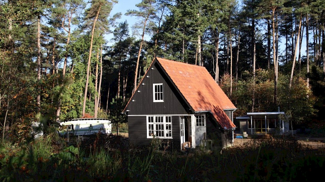 Vakantiehuis Warnsveld in opbouw in het Nederlands Openluchtmuseum. Foto: Vincent van der Kamp