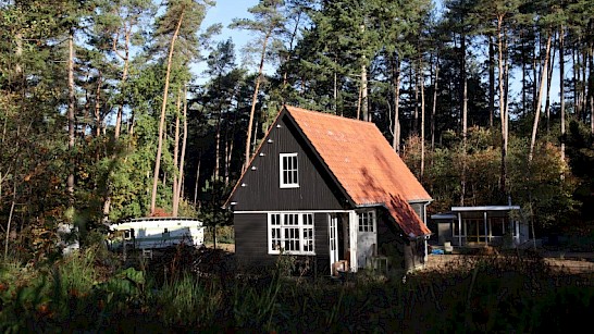 Vakantiehuis Warnsveld in opbouw in het Nederlands Openluchtmuseum. Foto: Vincent van der Kamp