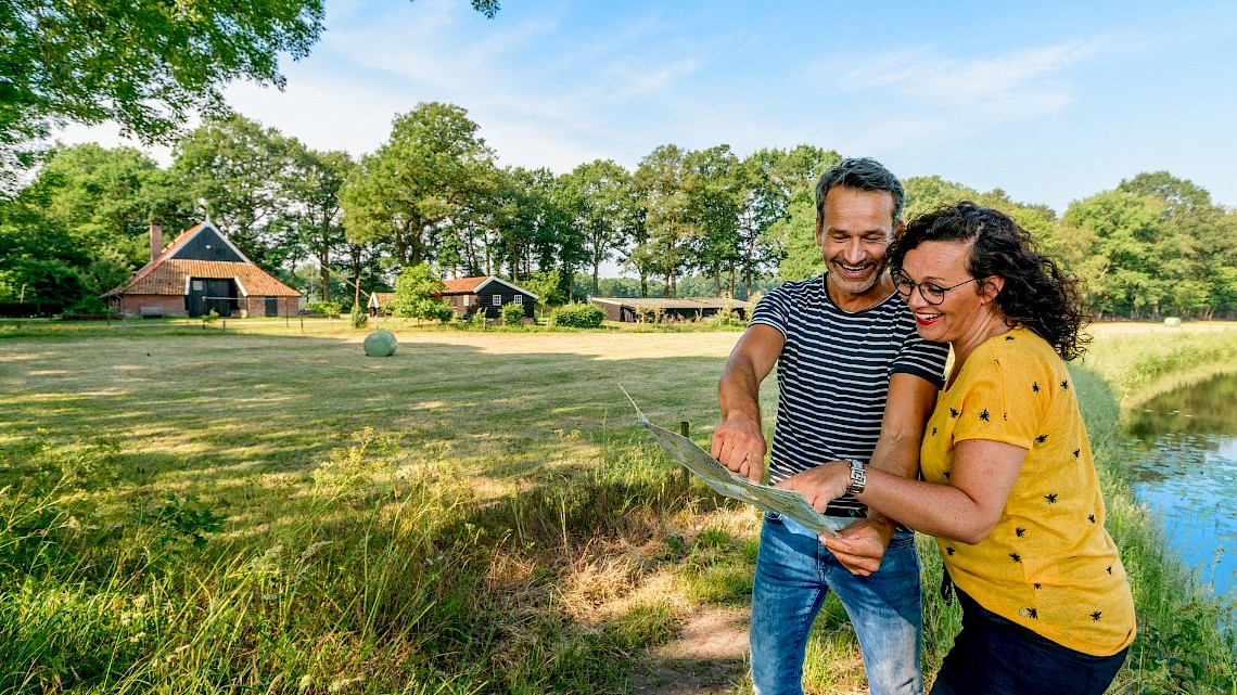 ‘wandelaars bekijken routekaart’ door fotograaf Stan Bouman